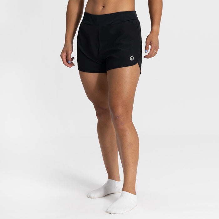 Rogelli Core korte hardloopbroek losse pasvorm dames zwart gedragen voorkant.