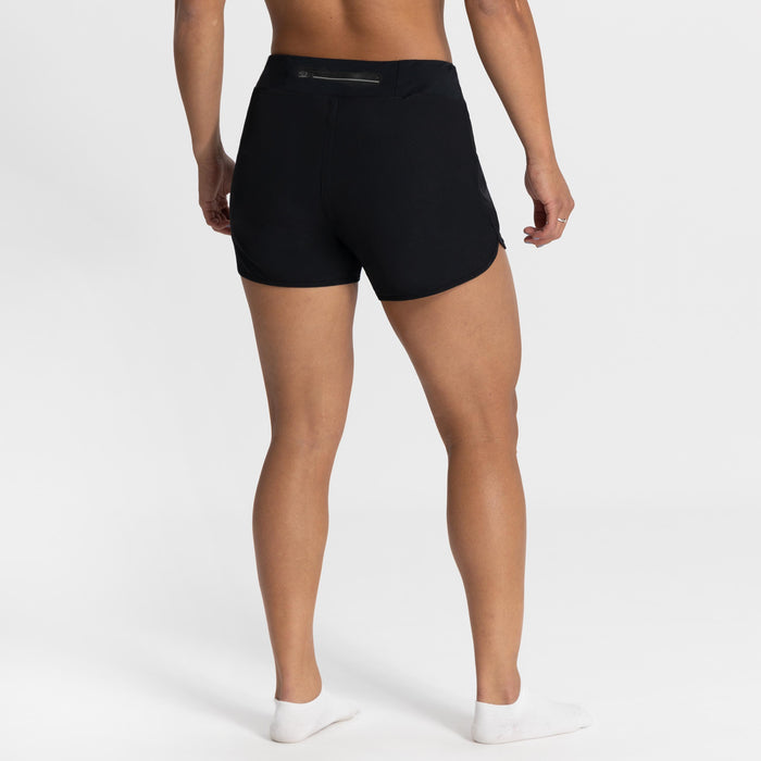 Rogelli Core korte hardloopbroek losse pasvorm dames zwart gedragen achterkant.