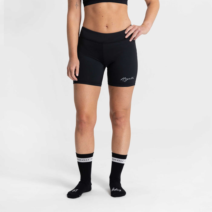 Rogelli Core korte hardloopbroek strakke pasvorm dames zwart gedragen voorkant.