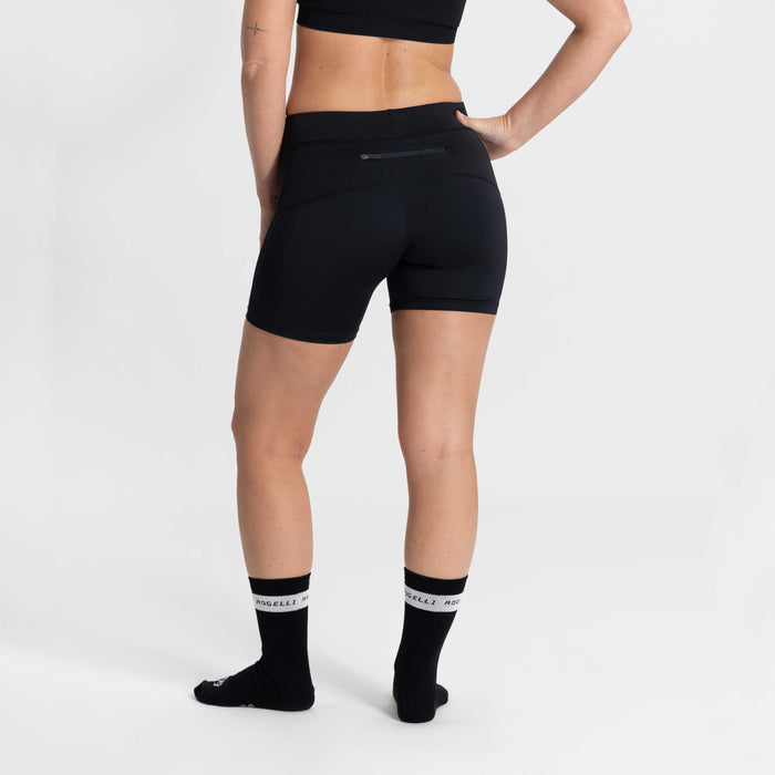 Rogelli Core korte hardloopbroek strakke pasvorm dames zwart gedragen achterkant.