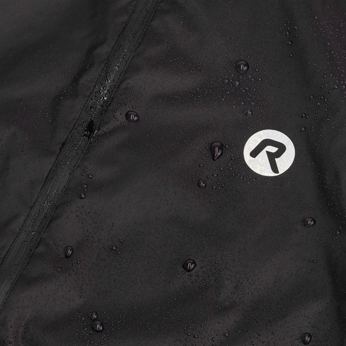 Detail van Rogelli Core regenjack heren zwart waterdicht voorkant.