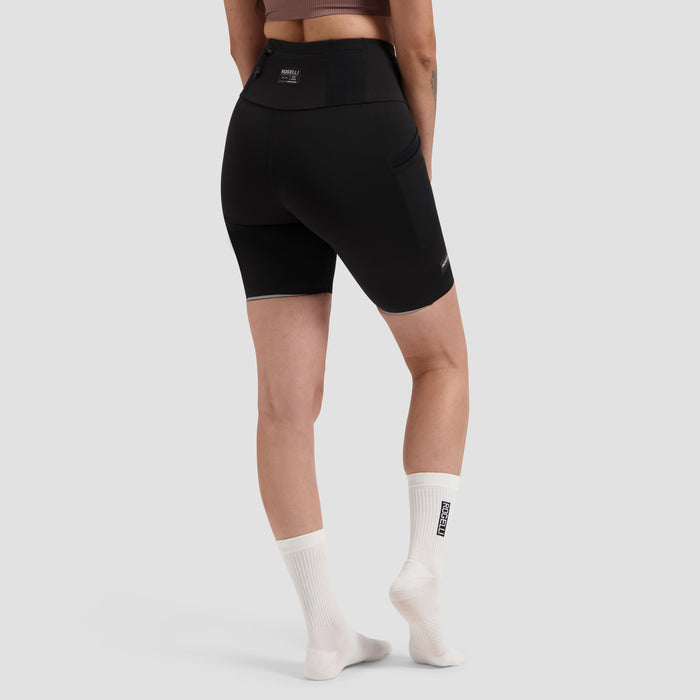 Rogelli Distance korte hardloopbroek strakke pasvorm dames zwart gedragen achterkant.