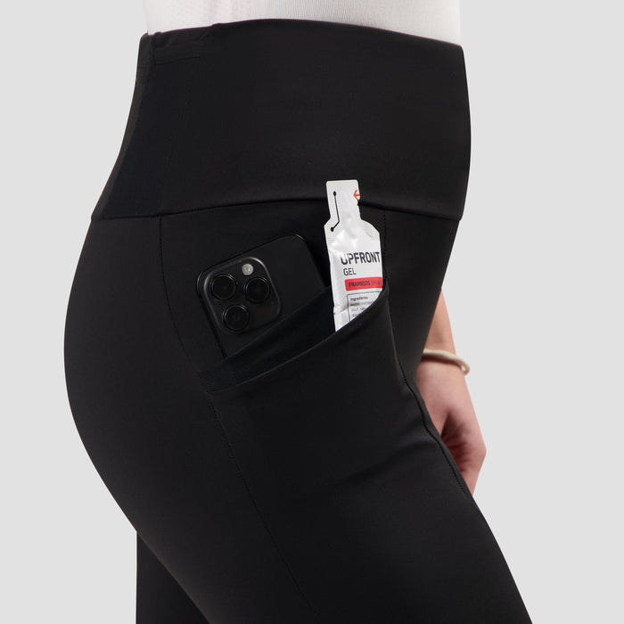 Detail van Distance korte hardloopbroek losse pasvorm dames zwart met zakken.