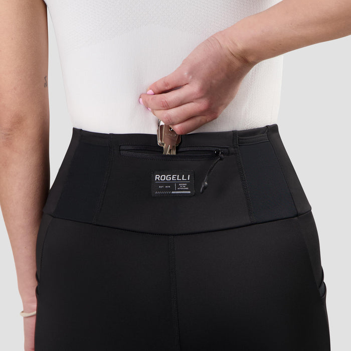 Detail van Rogelli Distance korte hardloopbroek losse pasvorm dames zwart achterkant.