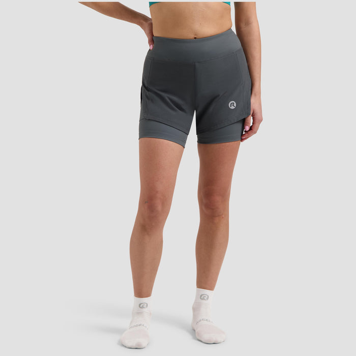 Rogelli Essential 2-in-1 korte hardloopbroek dames grijs gedragen voorkant.