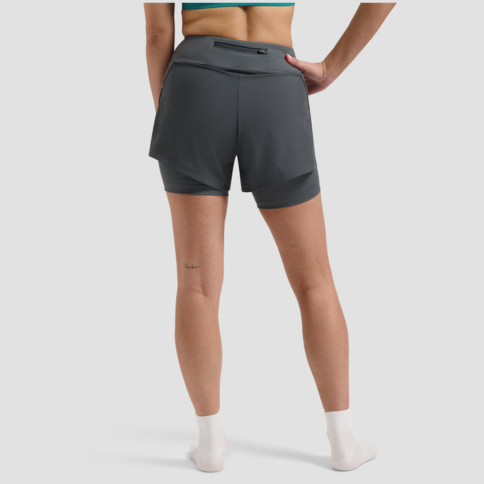 Rogelli Essential 2-in-1 korte hardloopbroek dames grijs gedragen achterkant.
