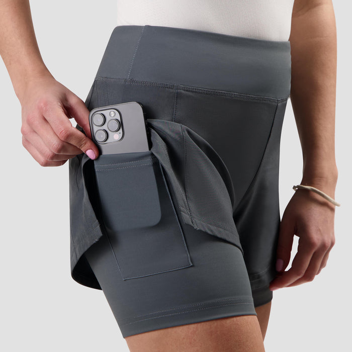 Detail van Essential 2-in-1 korte hardloopbroek dames grijs met zakken.