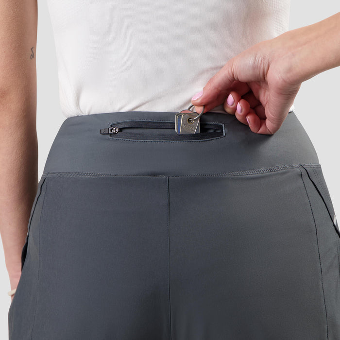 Detail van Rogelli Essential 2-in-1 korte hardloopbroek dames grijs achterkant zak met rits.