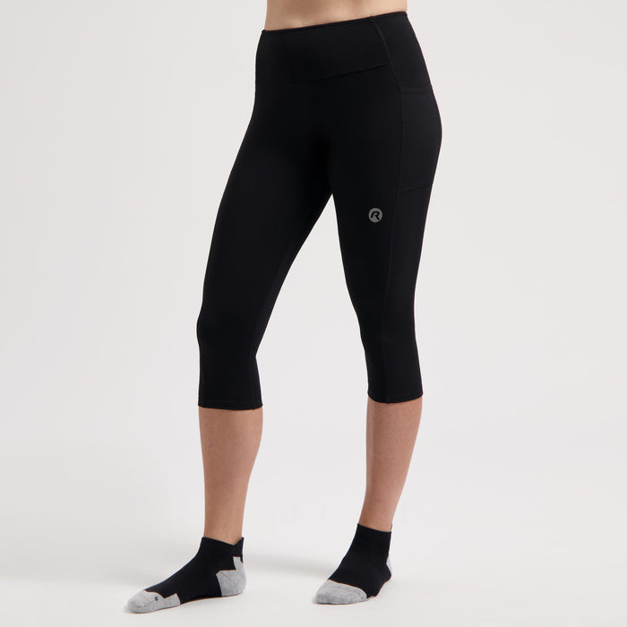 Rogelli Essential driekwart hardloopbroek dames zwart gedragen voorkant.