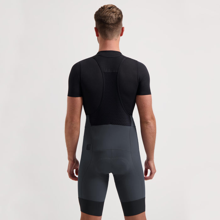 Rogelli Signature korte fietsbroek heren grijs gedragen achterkant.