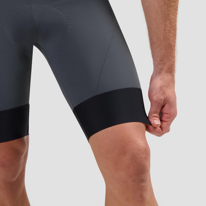 Detail van Rogelli Signature korte fietsbroek heren grijs broekspijp.